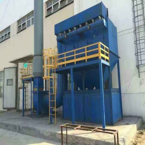 新疆布袋除塵器作業時粉塵由風機排入集塵袋中